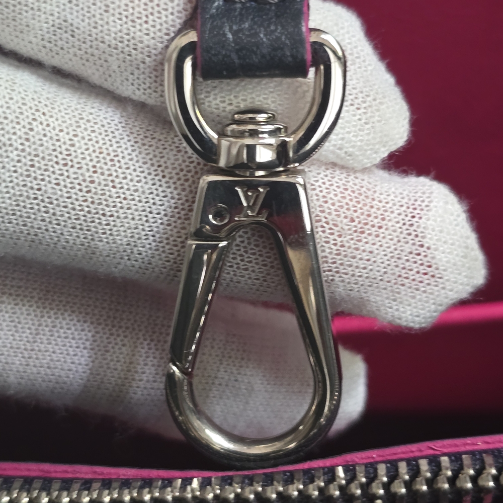✨️Louis Vuitton Capucines Taurillon Black Leather and Pink Trim Top Handle Bag - Picture 9 of 16
